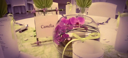 Réalisation de la décoration des tables. Vase haut et boule de fleurs (Tons violet et blanc)
